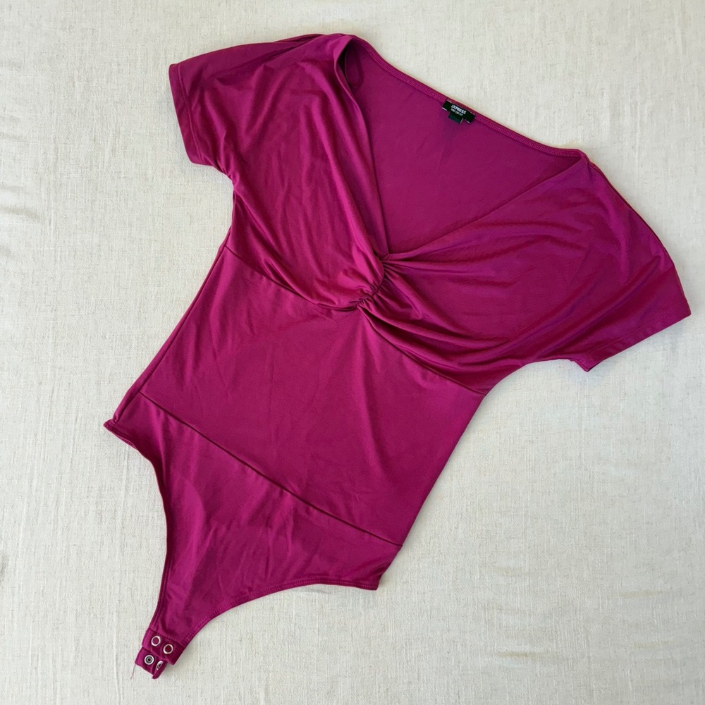 Express Body Contour Magenta Twist Front V-Neck Bodysuit Short Sleeve Small